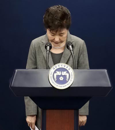 
Tổng thống Hàn Quốc Park Geun-hye đang đối mặt làn sóng chỉ trích, kêu gọi bà từ chức Ảnh: YONHAP
