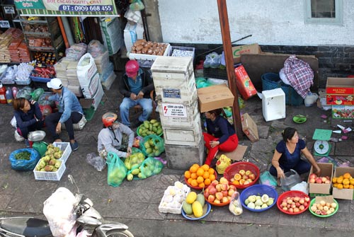 Bốt điện trên đường Nguyễn Thái Học bị các tiểu thương buôn bán lấn chiếm vỉa hè “ôm cứng” Ảnh: HOÀNG TRIỀU