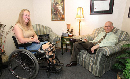Bà Chloe Jennings-White bên cạnh TS-BS Mark Malan, người đã giúp bà chống lại bệnh BIID bằng cách cho nẹp chân và ngồi xe lăn Ảnh: DAILY MAIL