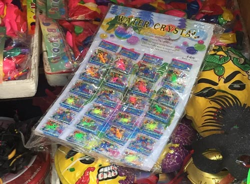 
Một vỉ hạt nhựa nở được bà chủ tại quầy hàng phố Hàng Mã đưa ra cho khách xem Ảnh: Nguyễn HưởnG
