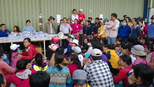 Cán bộ chuyên trách LĐLĐ huyện Hóc Môn, TP HCM tiếp nhận ủy quyền khởi kiện của công nhân