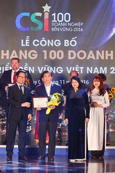 Đại diện FrieslandCampina Việt Nam nhận bằng khen Doanh nghiệp bền vững 2016