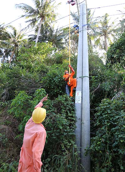 
Công nhân Điện lực Kiên Giang đóng điện, đưa điện lưới quốc gia từ đất liền ra đảo Lại Sơn
