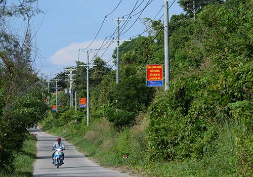 Công trình đưa điện ra đảo Lại Sơn (tỉnh Kiên Giang) đã được EVN SPC đầu tư và hoàn thành vào tháng 11-2016 và phục vụ hơn 8.000 người dân sống trên đảo