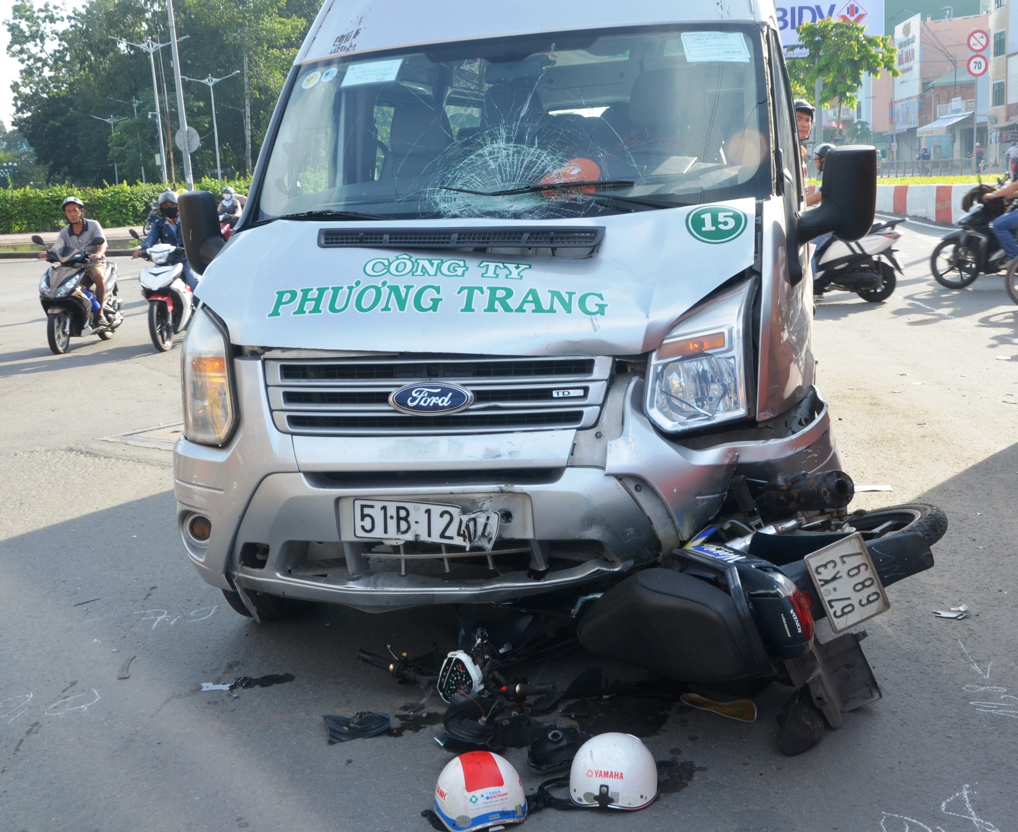 Xe Phương Trang tông trọng thương 1 thanh niên chạy xe máy - Báo Người ...