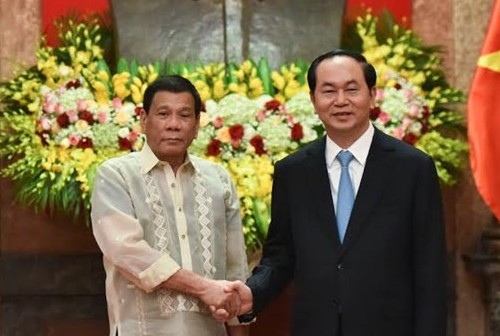 
Chủ tịch nước Trần Đại Quang đón Tổng thống Philippines Rodrigo Duterte ngày 29-9 tại Hà Nội, trong chuyến thăm chính thức Việt Nam
