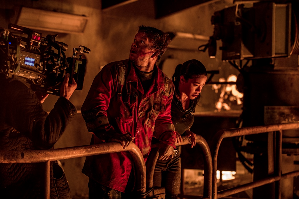  Hậu trường cảnh quay Mike v&agrave; đồng nghiệp nỗ lực gi&agrave;nh sự sống 