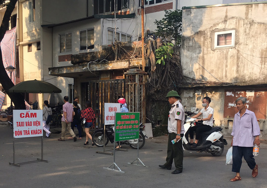 
Từ khoảng 7 giờ 30 sáng, tại cổng vào BV Bạch Mai (phố Phương Mai) đã dựng biển thông báo Hết chỗ gửi xe đạp xe máy
