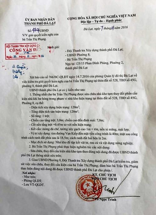 
Chữ ký của ông Võ Ngọc Trình, Phó chủ tịch UBND TP Đà Lạt và mộc đỏ của UBND TP Đà Lạt nghi được scan gắn vào chứ không phải chữ ký và con dấu sống.
