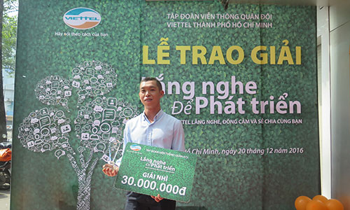 Khách hàng nhận giải nhì chương trình “Lắng nghe để phát triển 2016”