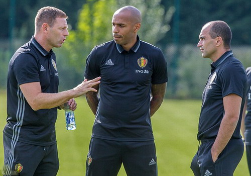 
HLV trưởng Roberto Martinez (phải) trao đổi với các trợ lý, gồm cả Thierry Henry
