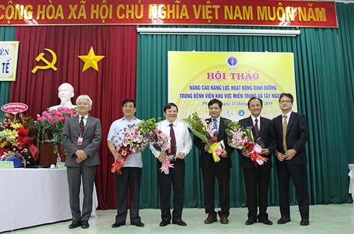 GS-TS Nguyễn Viết Tiến - Thứ trưởng Bộ Y tế và các đại biểu trong hội nghị
