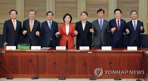 8 ứng viên tổng thống tiềm năng của phe đối lập tại cuộc thảo luận về vụ bê bối chấn động Hàn Quốc hôm 20-11 Ảnh: Yonhap