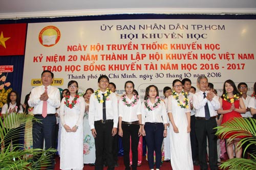 Học sinh nhận học bổng khuyến tài năm 2016