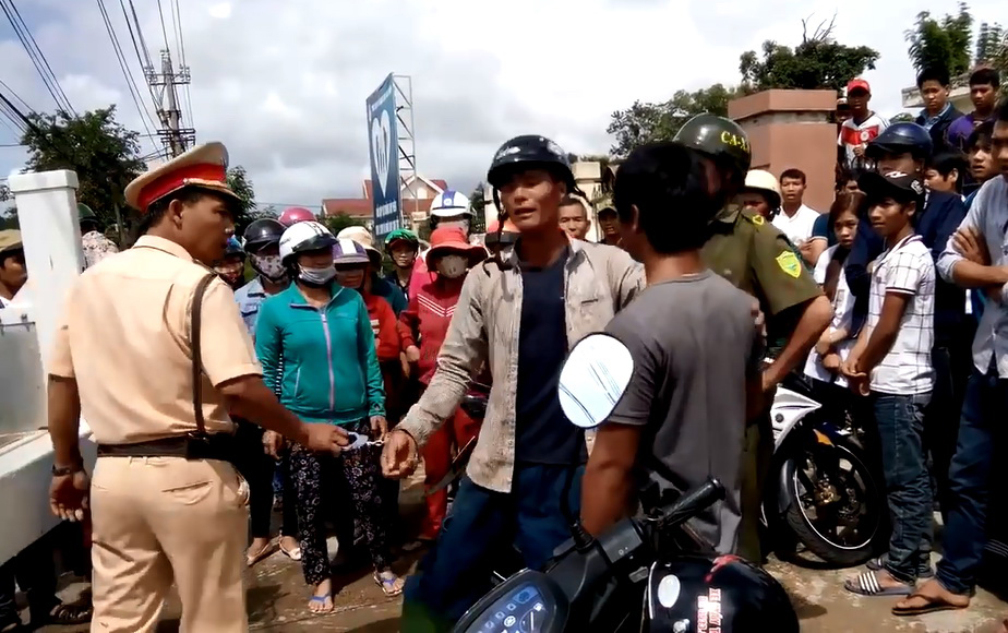 CSGT C&ocirc;ng an huyện Lắk, tỉnh Đắk Lắk c&ograve;ng tay người d&acirc;n cự c&atilde;i. (Ảnh cắt từ clip)