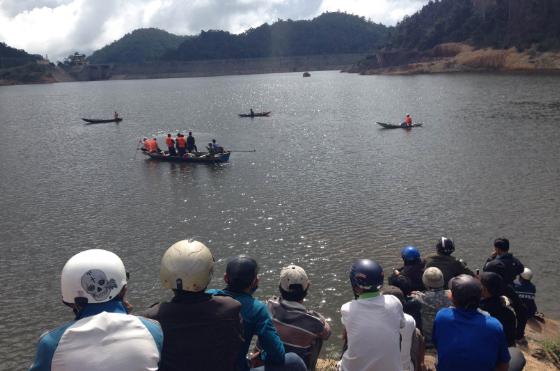 Lật thuyền tr&ecirc;n l&ograve;ng hồ thủy điện, 2 vợ chồng mất t&iacute;ch - Ảnh 2.