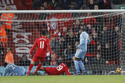 Tiền vệ Imbula phá bóng vào lưới nhà Stoke City