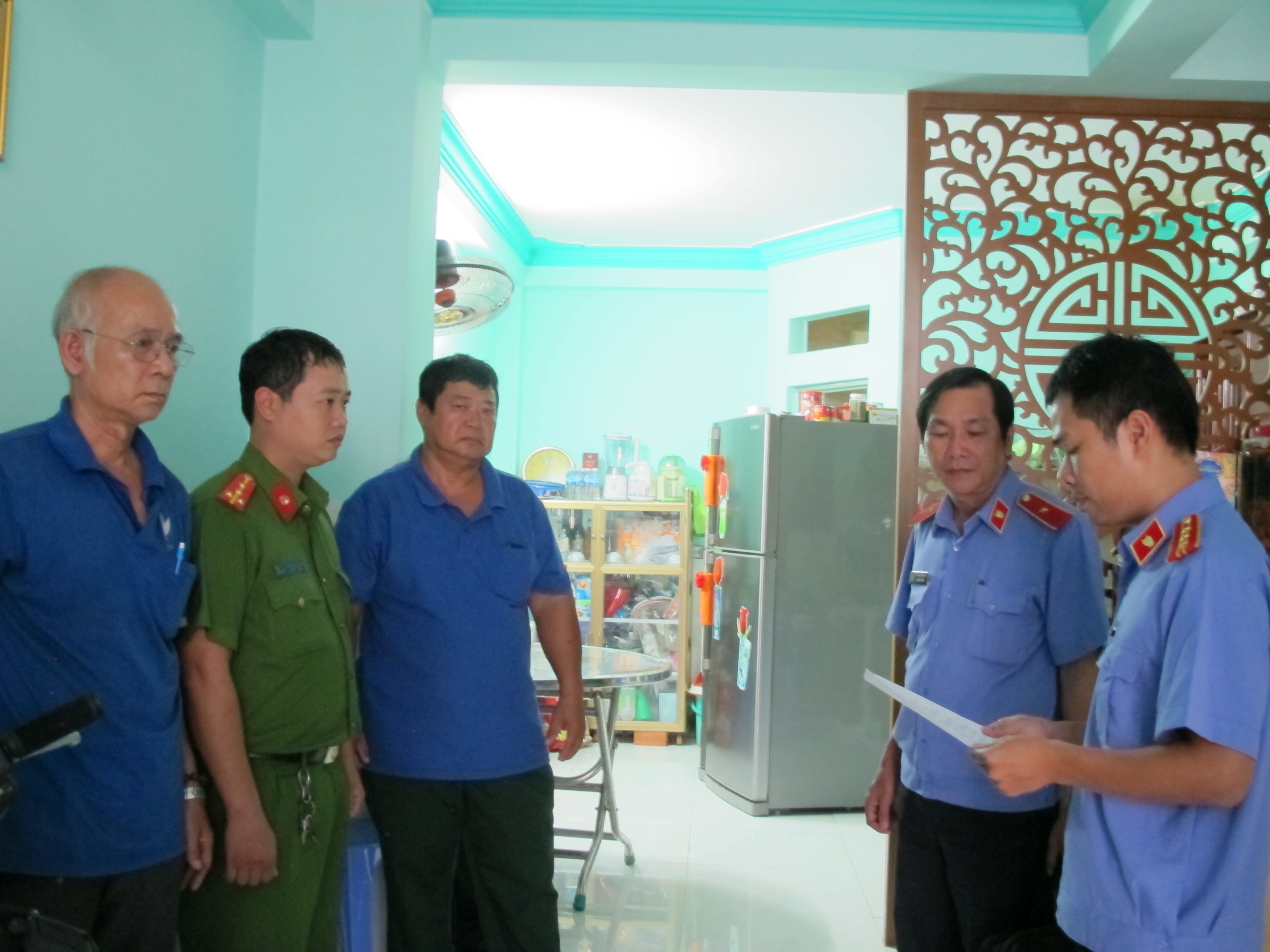  Cơ quan Điều tra VKSND Tối cao đọc lệnh kh&aacute;m x&eacute;t nh&agrave; 