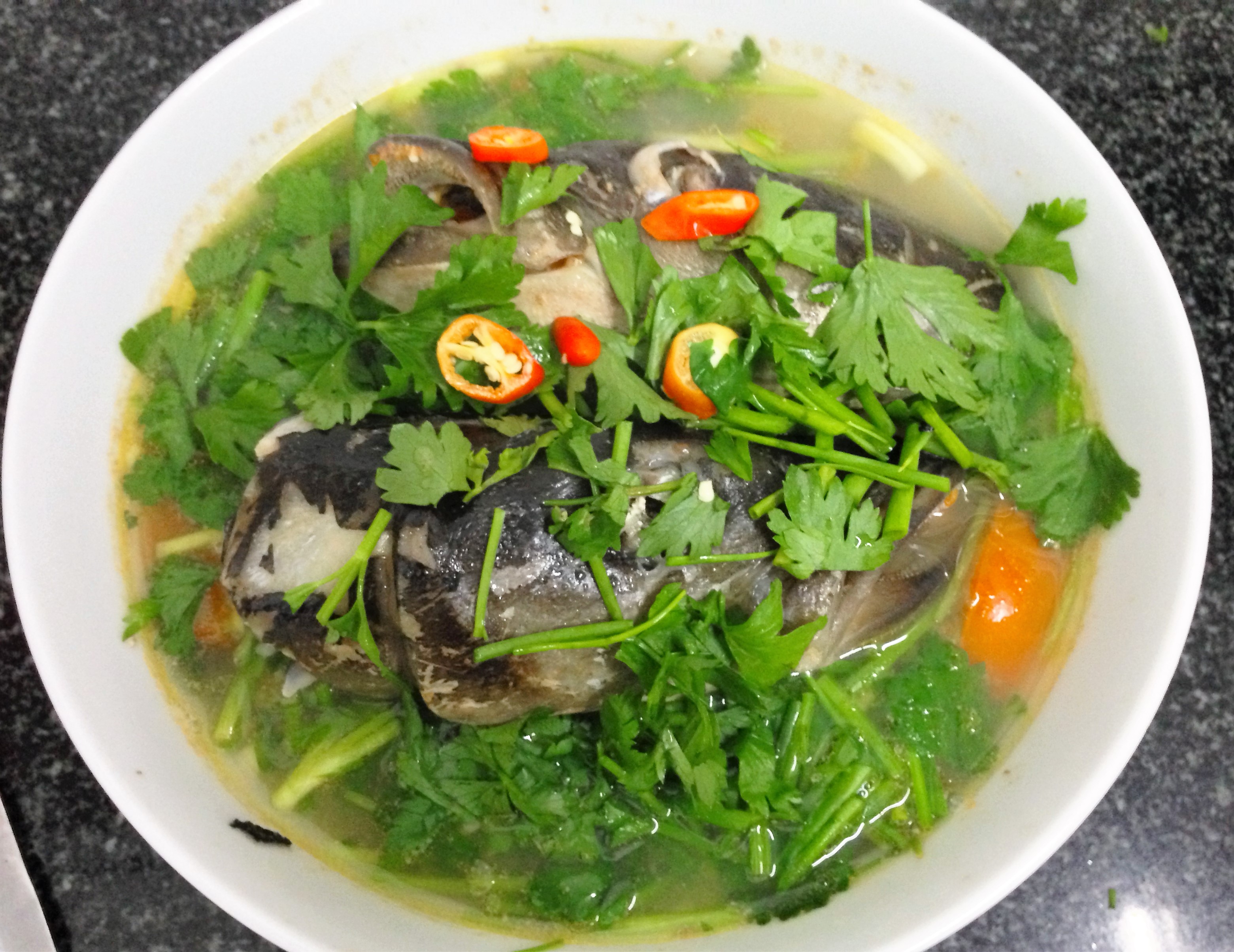  Múc canh ra tô, rắc thêm cần tây, ớt xắt 