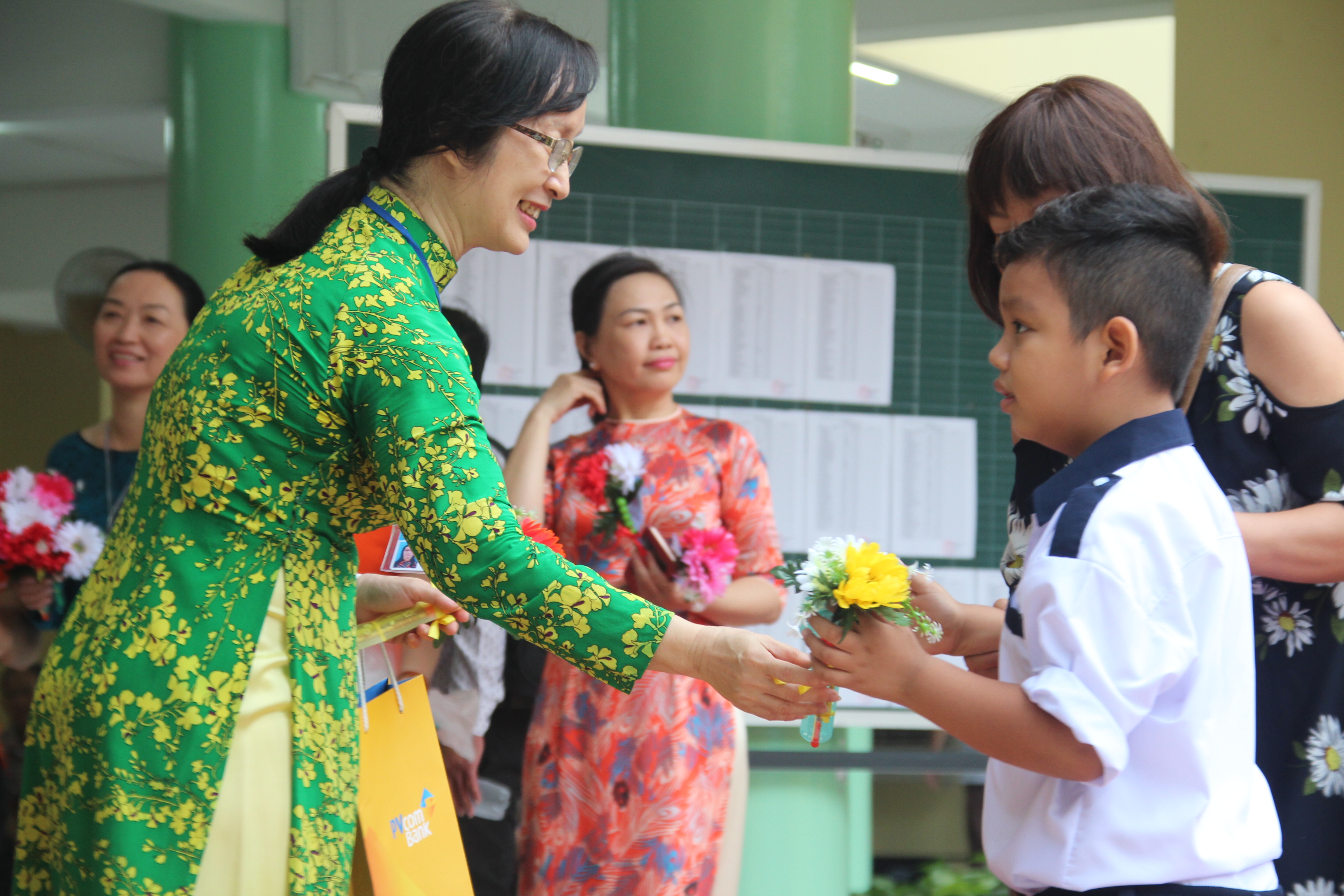Học sinh tp hồ chí minh tựu trường vào ngày 20-8 - Ảnh 1. Học sinh thành phố sài gòn tựu trường vào ngày 20-8 - Ảnh 1.