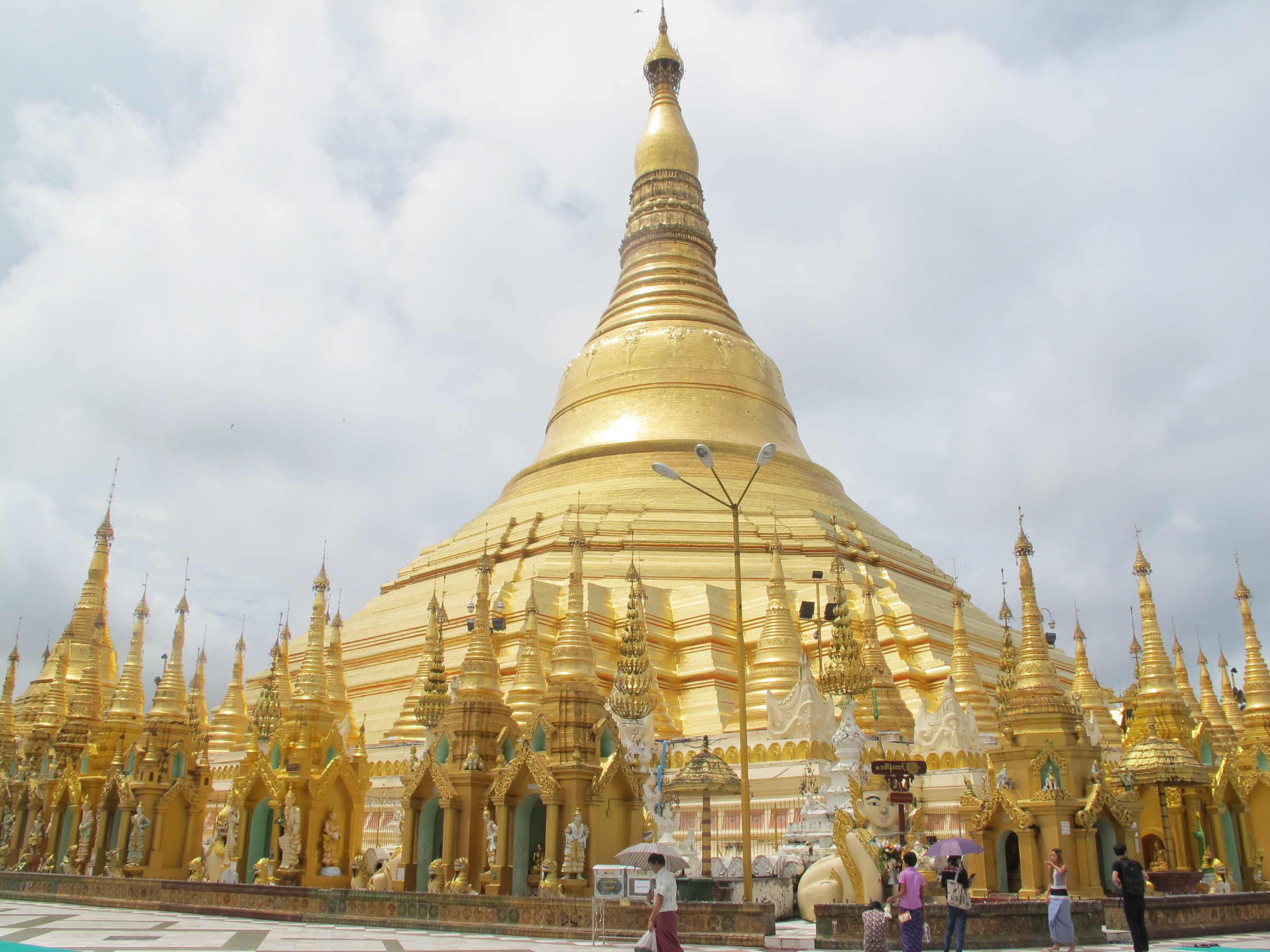 
Chùa vàng Shwedagon nơi lưu giữ những báo vật của đức Phật, đỉnh chùa gắng hàng hàng viên kim cương, hồng ngọc
