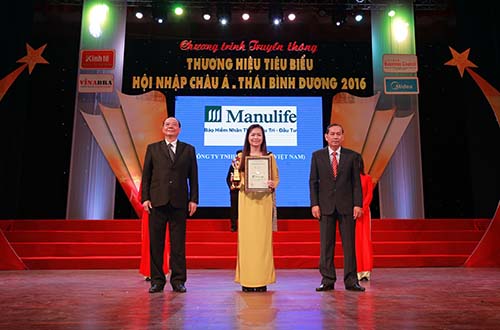 Bà Bùi Thị Kim Quy, Giám đốc phụ trách khối nghiệp vụ Manulife Việt Nam, nhận giải thưởng “Top 10 thương hiệu tiêu biểu hội nhập châu Á - Thái Bình Dương”