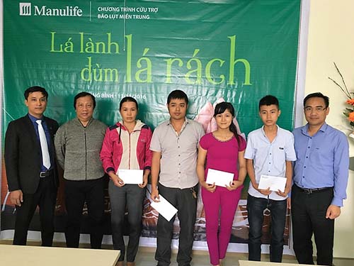 Đại diện Manulife Việt Nam trao quà cho khách hàng tại Quảng Bình