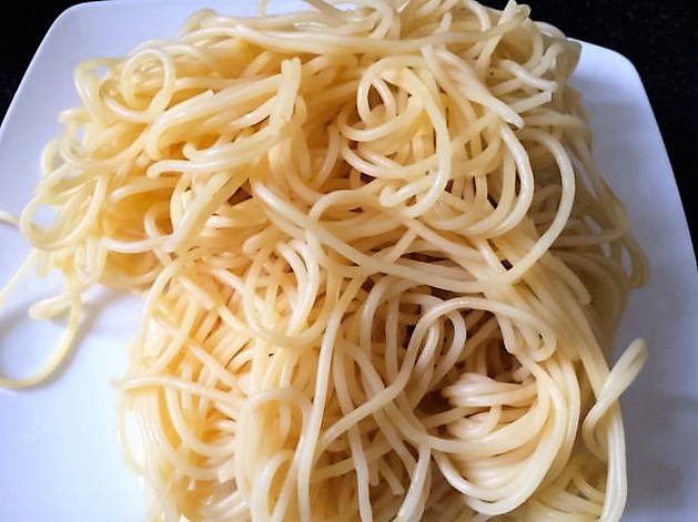  Mì Ý sau khi luộc qua nước sôi có cho ít dầu ăn 