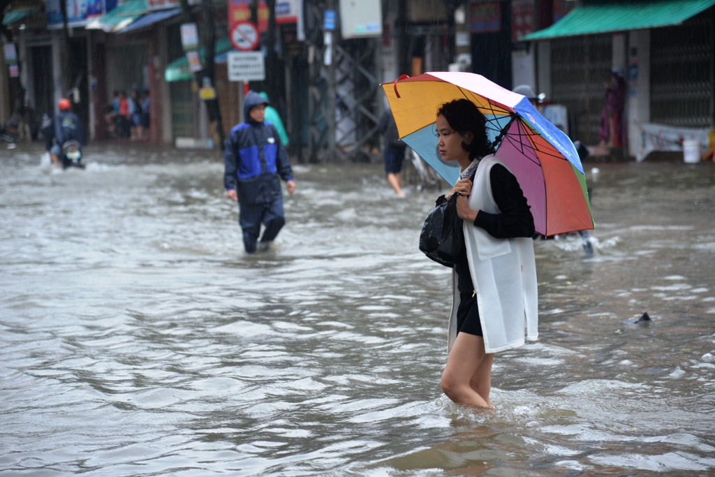 Do mưa lớn k&eacute;o d&agrave;i khiến nhiều nơi ở trung t&acirc;m TP Quảng Ng&atilde;i bị ngập s&acirc;u trong nước. Ảnh: Tử Trực 