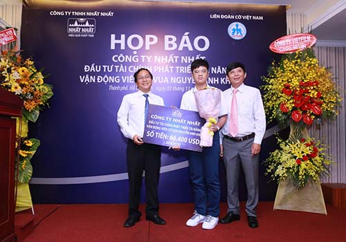 Ông Trần Thái Hoàng (trái), Giám đốc Công ty Dược Phẩm Nhất Nhất, trao gói đầu tư tài chính cho kỳ thủ Nguyễn Anh Khôiảnh: Nhất Nhất
