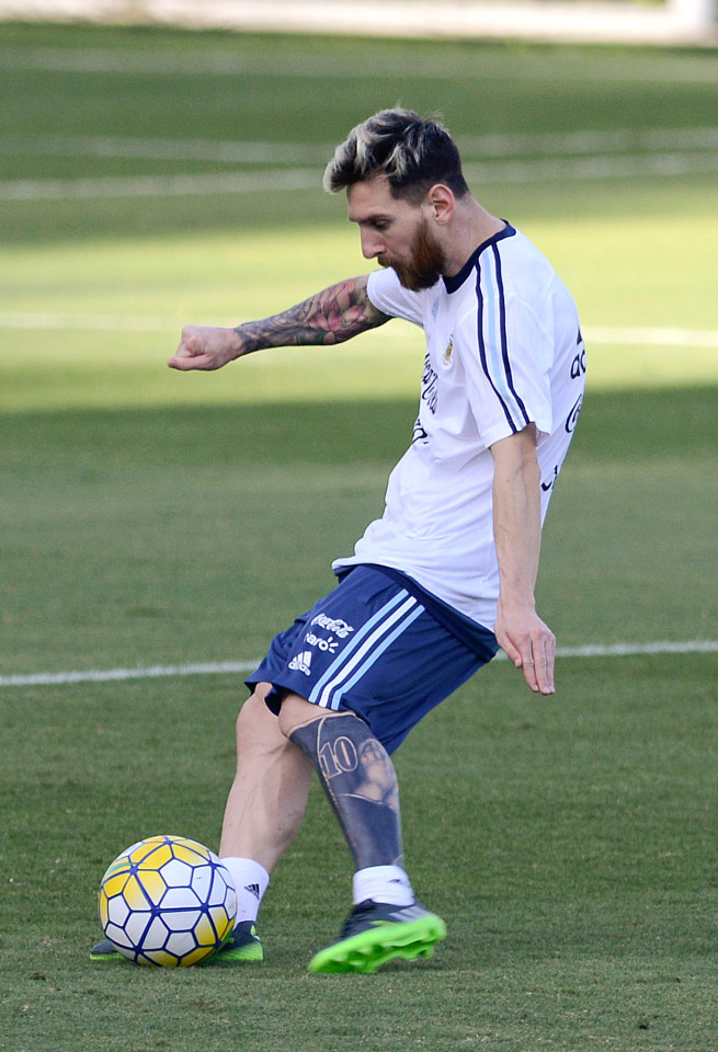 Messi khoe hình xăm dị trước trận gặp Brazil  Báo Người lao động