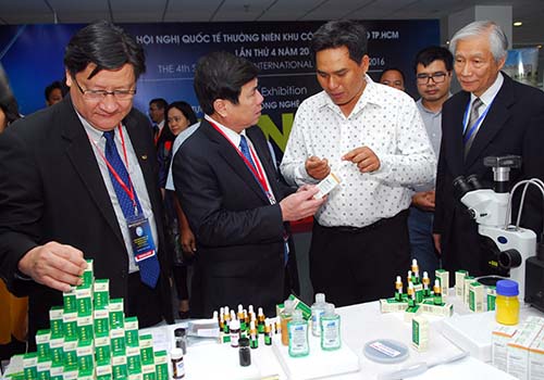 Ông Nguyễn Thành Phong (thứ hai từ trái sang), Chủ tịch UBND TP HCM, tham quan các sản phẩm ứng dụng công nghệ nano tại Khu Công nghệ cao TP HCM Ảnh: Mạnh Linh