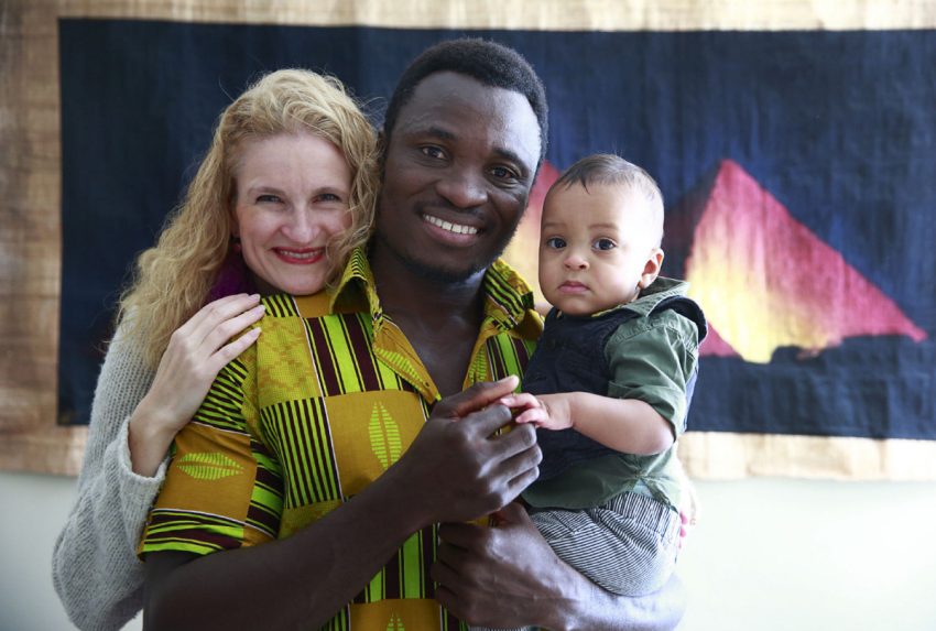  Eric Manu c&ugrave;ng vợ v&agrave; con trai. ẢNh: Toronto Star 