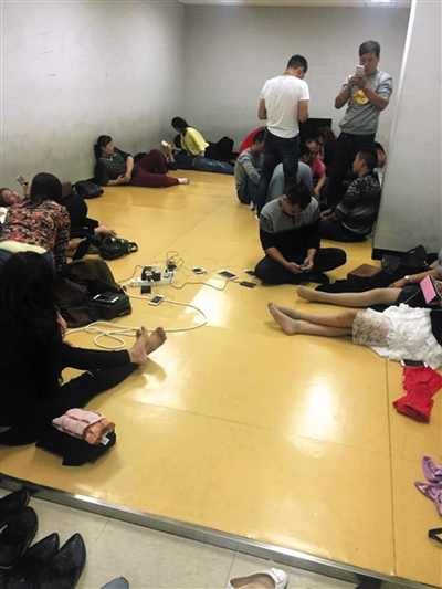 
Một số du khách Trung Quốc bị giữ lại tại sân bay ở Jeju. Ảnh: The Beijing News
