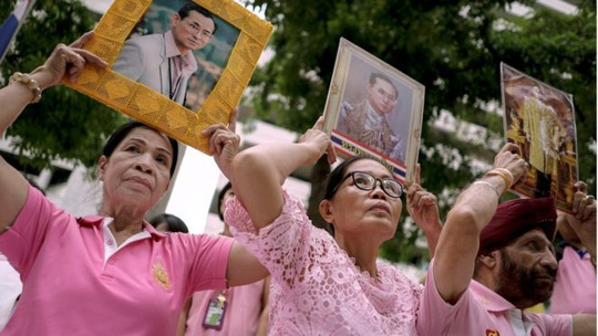 
Quốc vương Bhumibol Adulyadej rất được người dân tôn kính. Ảnh: Reuters
