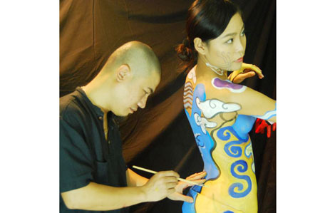 Phương Vũ Mạnh vẽ body painting.