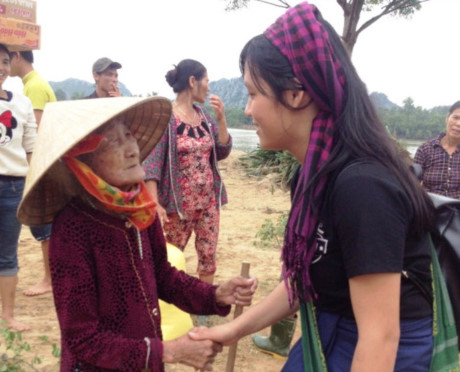 
Hình ảnh chị Đặng Thị Thu Hương thăm hỏi người dân vùng lũ lúc đi tình nguyện với nhóm bạn - Ảnh: Facebook
