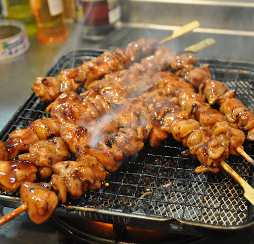 
Yakitori, Nhật Bản: Yakitori là món ăn đường phố phổ biến ở Nhật Bản. Thịt gà được xiên vào que tre, nướng trên than hồng, thường ăn cùng với lúc nhâm nhi rượu. Ngoài thịt gà, yakitori còn được chế biến từ nội tạng gà.
