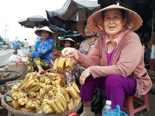 
Bánh dừa Giồng Luông hiện cung không đủ cầu - Ảnh: Tự Đồng
