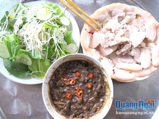  Rau sống chuối ch&aacute;t ăn k&egrave;m với thịt heo hiện diện trong bữa cơm của người d&acirc;n qu&ecirc;. 