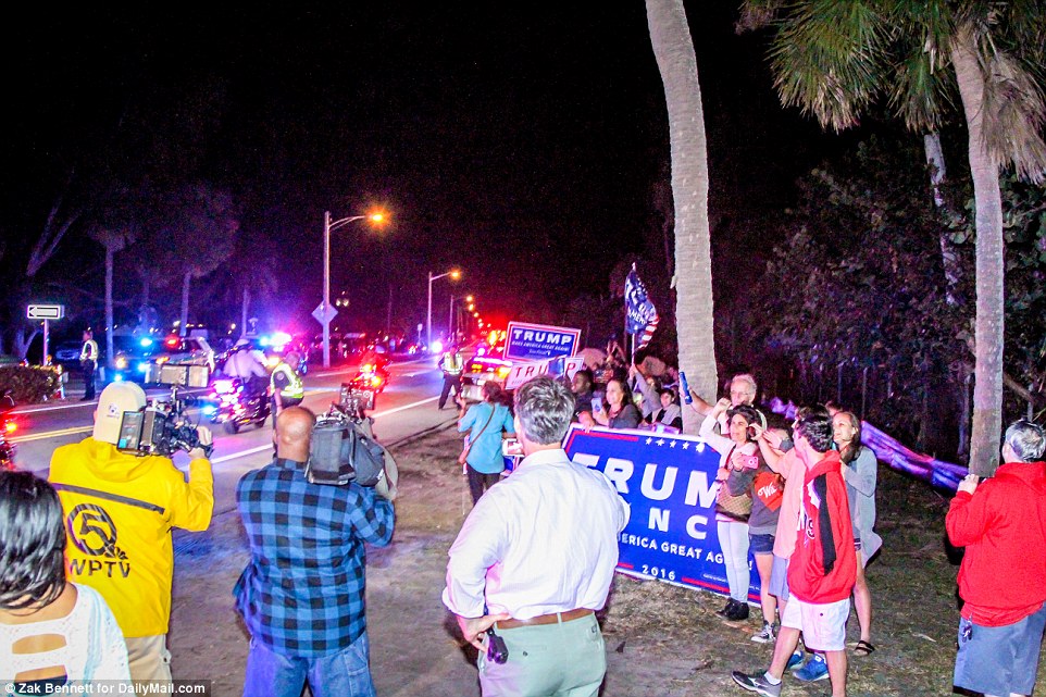 
Họ nhận được sự chào đón của những người ủng hộ khi rời khỏi sân bay quốc tế Palm Beach, bang Florida. Ảnh: Daily Mail

