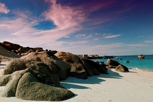 
Cù lao Câu với những bãi biển và dải cát hoang sơ trải dài quanh đảo.

