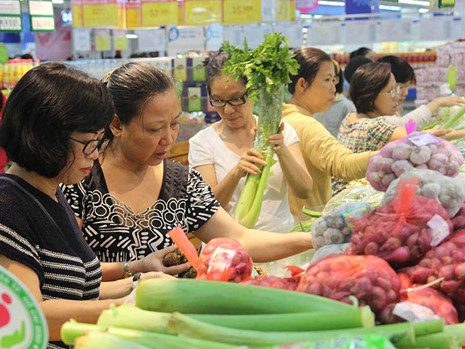 
Người dân chọn mua thực phẩm sạch tại hệ thống siêu thị Co.op mart Lý Thường Kiệt, quận.10, TP HCM. Ảnh: HOÀNG GIANG
