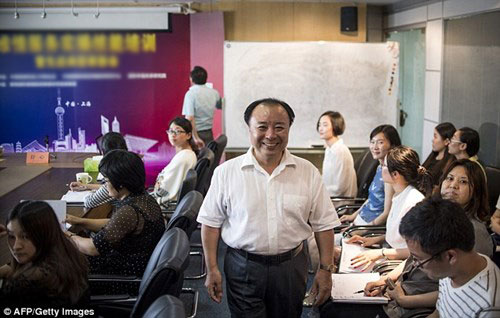 
Ông Shu Xin - giám đốc một công ty xua đuổi bồ tại Thượng Hải với khoảng 300 nhân viên.
