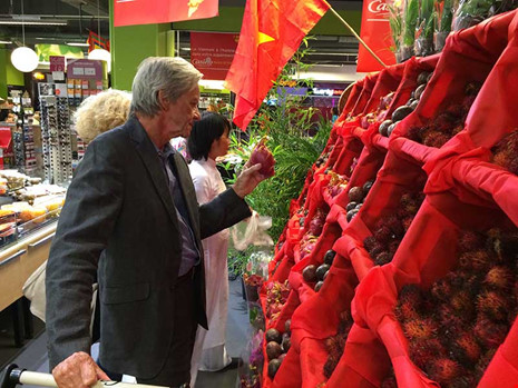 Hàng Việt như thanh long, xoài, chôm chôm… trong một hội chợ tổ chức tại Pháp. Ảnh: TU