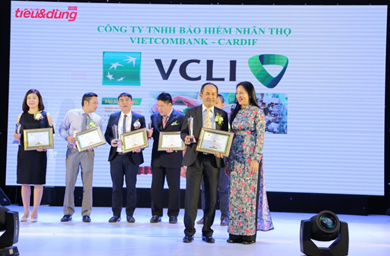 
Đại diện Bảo hiểm Nhân thọ Vietcombank – Cardif ( bên trái hàng thứ nhất) nhận giải thưởng tại lễ tôn vinh 100 sản phẩm hàng hóa/dịch vụ được thị trường ưa chuộng
