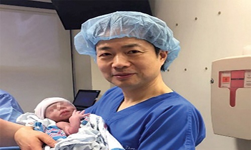 
Em bé đầu tiên trên thế giới chào đời từ một cha hai mẹ. Ảnh: New Scientist.
