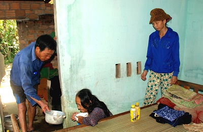 
Bà con thôn Phước Thạnh chăm sóc bà Phạm Thị Sòng. Ảnh: VGP/Mai Vy
