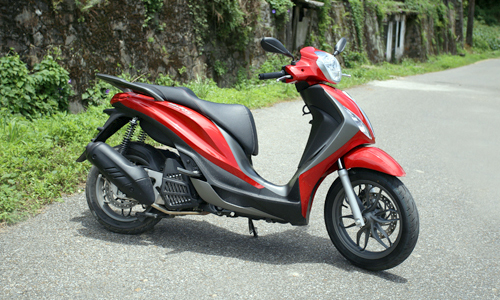 Piaggio Medley ABS giá từ 71,5 triệu đồng.  