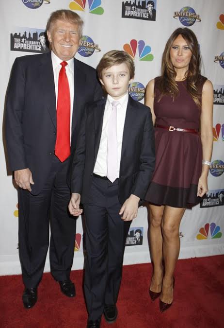 
Ông Trump bên người vợ hiện tại và con trai út Barron. Ảnh: Starpulse
